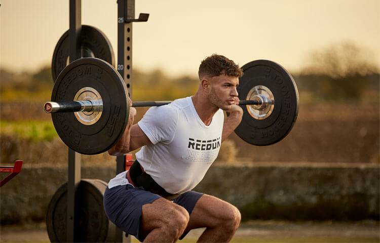 Squatting wearing a weight lifting belt